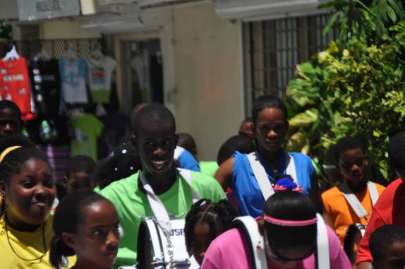 Bateria formada apenas por crianças, em rua de Philipsburg, capital de Sint Maarten - Caribe